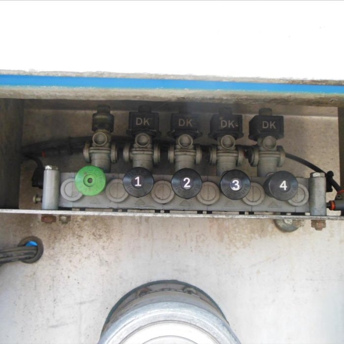 Willig-Haller, 24.589 l, 4 komory návěs pro nákladní přepravu